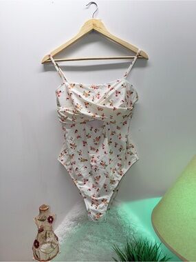 NEW Swimsuit Large Floral White One-Piece  with Sweetheart Neckline 🌺
